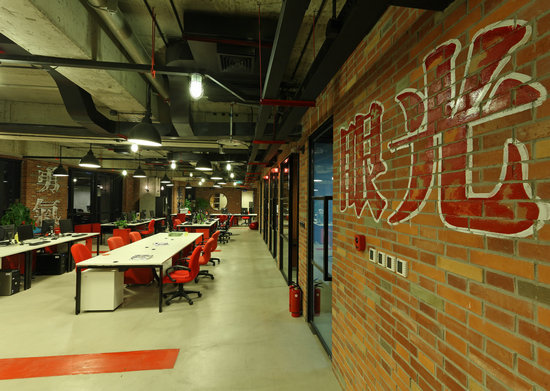 上海辦公家具廠家——工業風下的標語墻